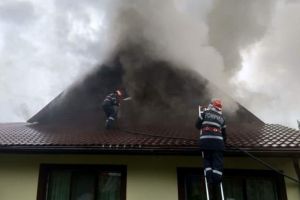 Un trăsnet a incendiat o casă din Motru