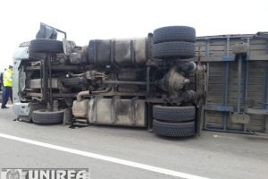 tACCIDENT rutier pe DN1, la ieşire din Teiuş spre Aiud. Autotren încărcat cu pahare de plastic, răsturnat pe carosabil. Traficul este îngreunat