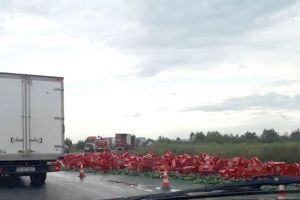 Sosea plina cu lazi si sticle cu bere, dupa ce soferul unui autocamion a pierdut incarcatura