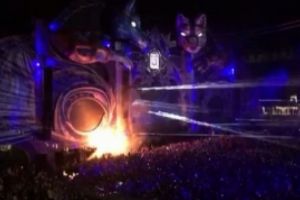 VIDEO Panică la Untold - O parte din scena mare a luat foc, pompierii au intervenit în forţă