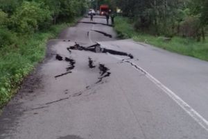Drum judeţean închis din cauza unei alunecări de teren