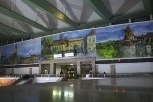 Monumente istorice din Braşov, pictate pe un perete din interiorul Gării Braşov (Foto)
