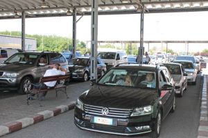 Sute de minori, opriţi la frontieră! Nu au fost lăsaţi să iasă prin vămile de la Urziceni şi Petea