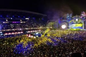 Caravana ”Fără Penali” e la Untold! 60.000 de oameni pe stadion: ”M...PSD!” - VIDEO