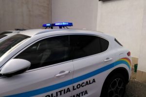 Doua persoane care vindeau haine de dama in zona Spitalului Judetean Constanta, amendate de oamenii legii 