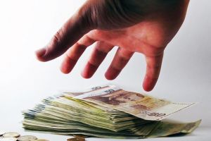 Tânăr din Alba, bănuit că a furat peste 2.000 de lei dintr-o locuinţă, cercetat de poliţişti