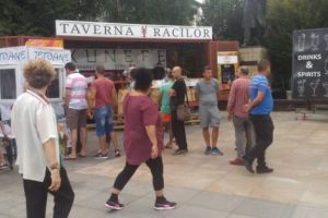 După raci şi fructe de mare, prin centrul Piteştiului