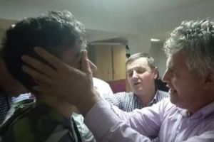 Minune la Cluj! Un tânăr şi-a recăpătat vederea cu ajutorul unui misionar din SUA - VIDEO