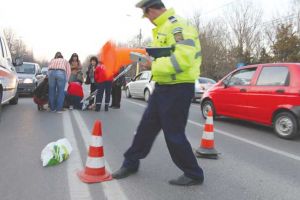Pieton accidentat grav. O şoferiţă l-a lovit în timp ce traversa strada