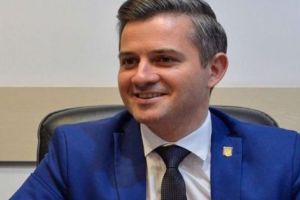 Cosmin Butuza, secretar de stat de la Tineret şi Sport, vrea să pună emblema Centenarului pe „tricoaie”