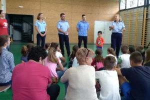 Poliţia română în discuţie cu elevii din tabere pe teme privind prevenirea delincvenţei juvenile şi a victimizării minorilor