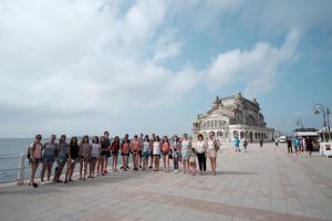 Zeci de copii din Harghita se află într-o tabără de comunicare în limba română, la malul Mării Negre