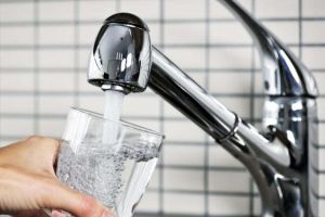 STATISTICĂ: A crescut consumul de apă potabilă pentru uz casnic, în municipiile şi oraşele din România