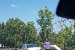 Haoleo, manca-ti-as! Le-a cazut salteaua de pe masina, la 