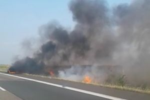 Incendiu pe Autostrada Soarelui. O masina a fost cuprinsa de flacari. Pompierii ISU Dobrogea chemati in ajutor 