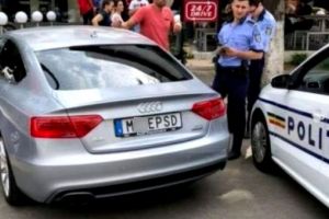 S-a clasat dosarul cu plăcuţele obsecene anti-PSD. Șoferul scapă de dosarul penal