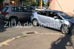 Imagini de la eveniment. Accident rutier in Constanta la intersectia strazilor Mihai Viteazu cu Calarasi. Doua masini implicate 