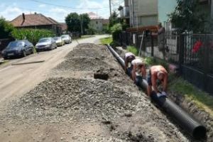 Clujeanul e om harnic! Oamenii din Apahida îşi fac canalizare pluvială pe banii lor