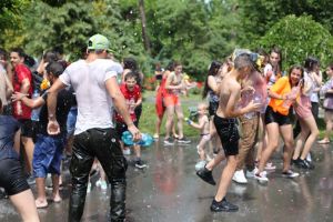 Bataie cu apa la Timisoara, in Parcul Botanic