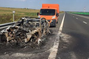 UPDATE. Incendiu pe Autostrada Soarelui. O masina a fost cuprinsa de flacari. Pompierii ISU Dobrogea chemati in ajutor (galerie foto-video) 