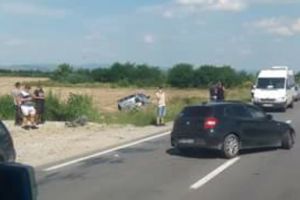 Traficul, dat peste cap pe DN1, lângă Oşorhei: Un BMW şi un Opel Astra s-au izbit