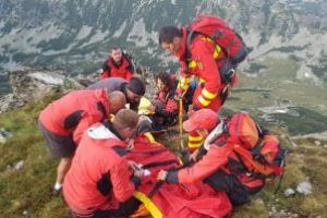 O haită de câini ciobăneşti l-au fugărit pe pe munte pe un turist englez