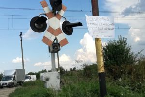 Mesajul pentru presedintele CJ Timis lasat la o trecere de cale ferata