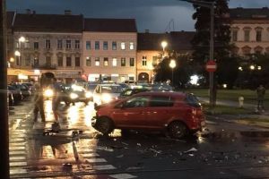 IMPACT VIOLENT între două maşini, în apropiere de terase! Circulaţia a fost BLOCATĂ