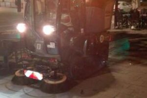 Rosal curăţă aleile pietonale cu super utilaje - FOTO