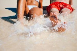 ALERTĂ!. BACTERIE care MĂNÂNCĂ ţesutul uman a fost depistată în apa mării