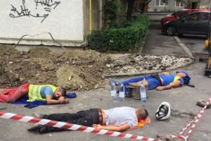 Trei muncitori, surprinşi în timp ce se odihneau pe stradă