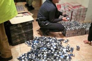 Contrabandă la graniţa cu Bulgaria. Zeci de mii de pachete cu ţigări, ascunse într-un camion, descoperite la Ostrov