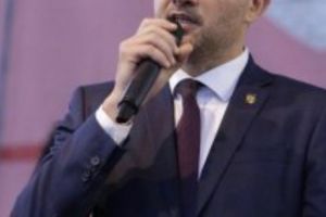 Secretarul de Stat al MTS: „Tot timpul port cămaşă. Acum am venit special în tricou, că am ştiut că o să sară presa pe mine”.