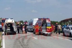 Accident GRAV la Ciuperceni, GORJ: Un microbuz a spulberat o maşină. Au fost accidentate ZECE persoane
