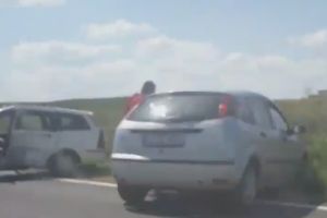 VIDEO. UPDATE. Coliziune puternică între două maşini, la ieşire din Supur. O persoană a fost rănită