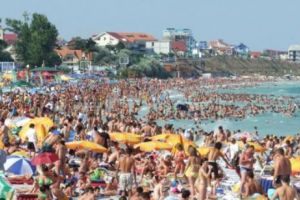 BACTERIE GROAZNICĂ în apa mării. MĂNÂNCĂ ŢESUTUL şi TE POATE DOBORÎ în cel mai scurt timp. Alertă de sănătate