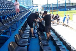 Suporterii SSC Farul au facut curat in tribuna stadionului de la Ovidiu, dupa meciul cu ACS Poli Timisoara