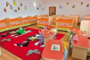 Mii de copii fără, loc la creşă, vara; La Ploiesti numarul cererilor e de 3 ori mai mare decat locurile disponibile