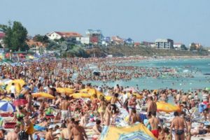 BACTERIE GROAZNICĂ în apa mării. MĂNÂNCĂ ŢESUTUL şi TE POATE DOBORÎ în cel mai scurt timp. Alertă de sănătate