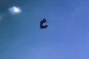 Imagini socante. Momentul impactului dintre cele doua avioane de la Suceava. Aeronavele s-au prabusit dupa impact (video)