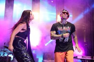 Piata Victoriei plina de tineri in prima seara a manifestatiilor de Ziua Timisoarei