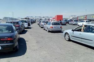 Cozi de peste 90 de minute la intrarea în România prin Vama Nădlac