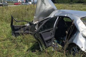 FOTO: Accident provocat de un motociclist la Bradu – Doi răniţi şi maşina praf