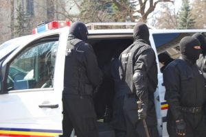Peste 80 de percheziţii, făcute de poliţişti, în ultima săptămână: Măsuri asiguratorii în valoare de peste 9 milioane de lei