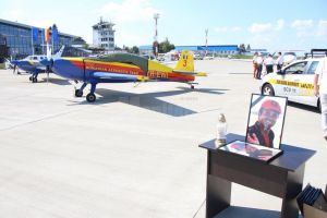 Moment emoţionant pe Aeroportul Suceava în memoria pilotului care a murit în accidentul ...
