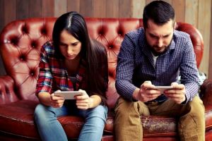 Cum îţi distrug viaţa dependenţele. Adicţiile de alcool, tutun, droguri, reţele sociale, jocuri de noroc şi pariuri, cele mai întâlnite