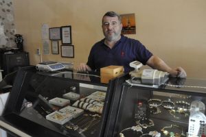 În Bacău şi aurul merge la doctor. La Dr. Gold