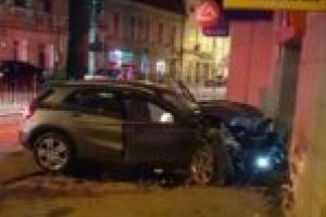 A intrat cu forţa în bancă şi a ajuns cu încă doi prieteni la spital!