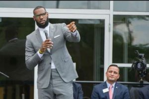  Donald Trump îi RĂSPUNDE  baschetbalistului LeBron James după  acuzaţiile de RASISM în sport