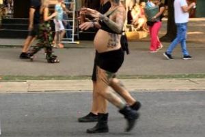 Graviduţa de la Untold care a lăsat ţinuta convenţională acasă - FOTO